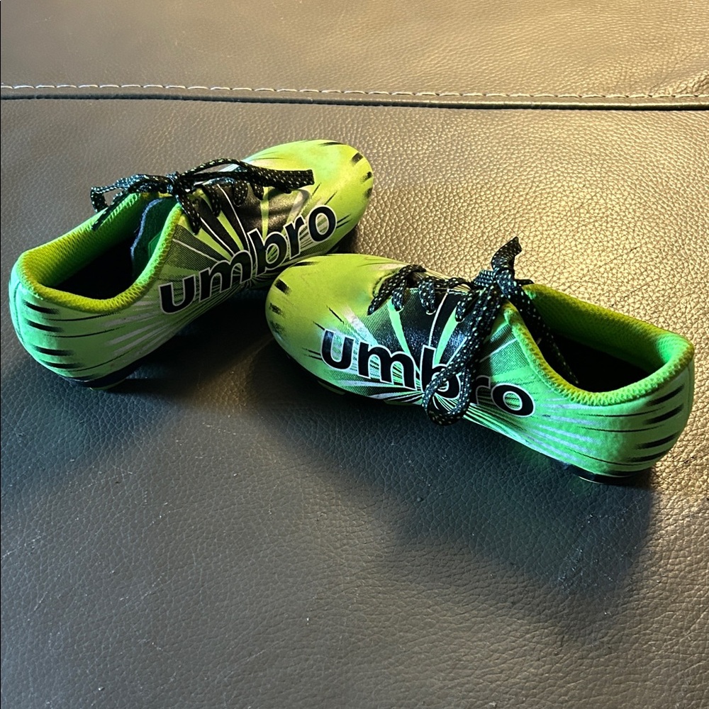 Umbro Kids Green Soccer Shoes, size